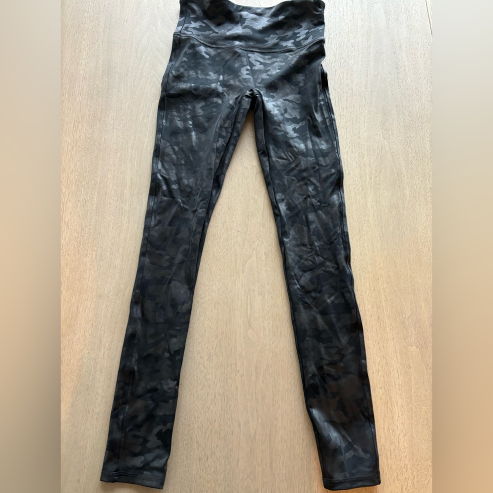 Spanx black Camo leggings
Size small
